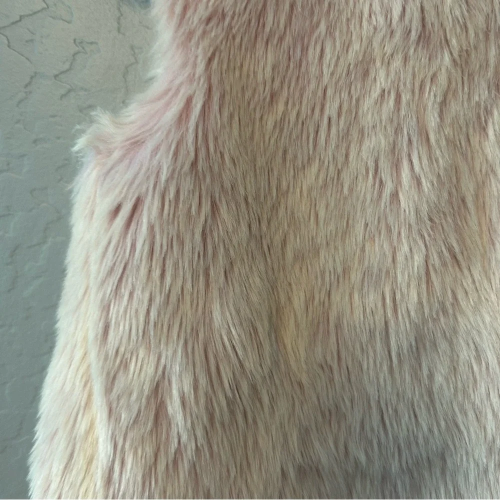 ⭐️Genuine Kids from Oshkosh light pink faux fur vest size 2t/3t